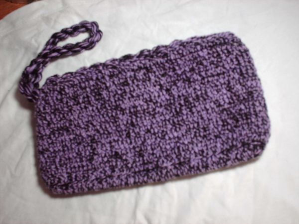 Clutch em crochê lilás e preto